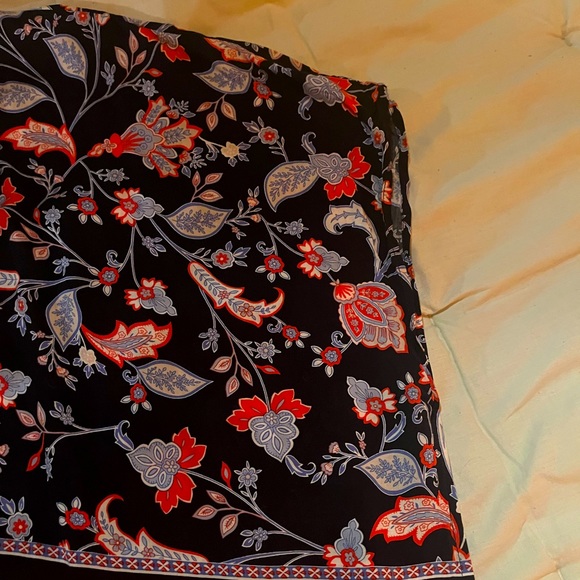 🌹 CLEO Navy, Red and White Floral Shawl with Fringe - Picture 5 of 7